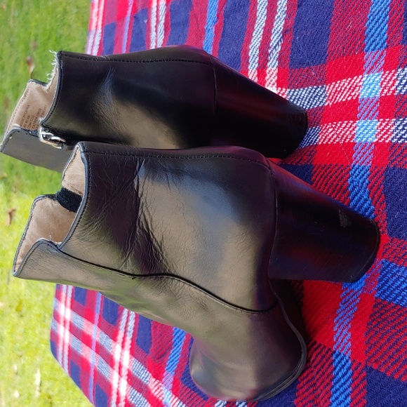 Adrienne Vittadini Black Leather Heel Ankle Boots in size 9 - Picture 6 of 13